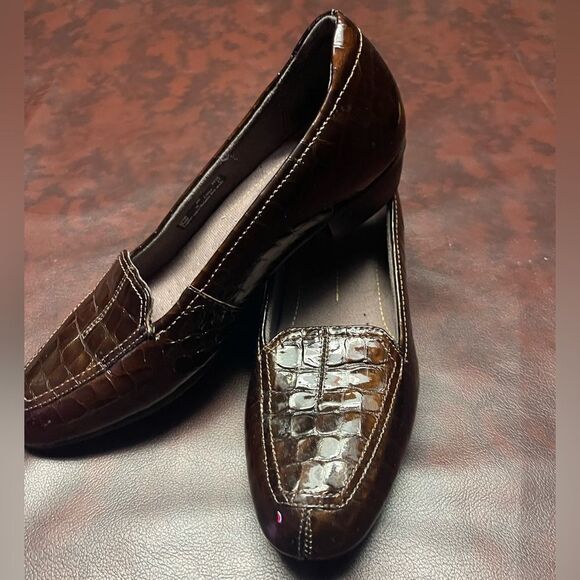 Clarks everyday brown leather crocodile‎ embossed loafers flats, size 9 Narrow - Picture 1 of 10